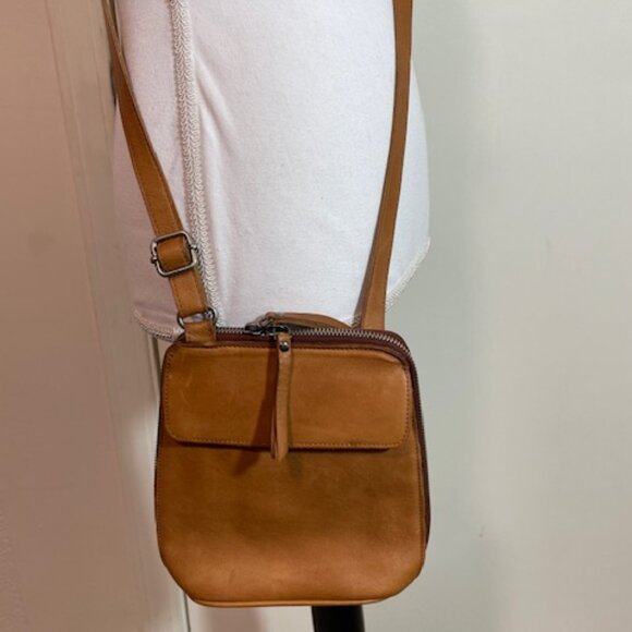 Latico Leather Lucy Cognac Crossbody Great Condition - Picture 5 of 6